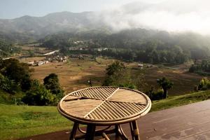 morgens mit blick auf die berge im ländlichen restaurant oder in der gastfamilie.urlaubs-, reise- und reisekonzept. foto