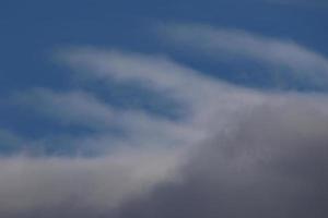 stürmisches Wetter und dunkle Wolken foto