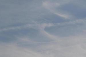 klarer blauer Himmel und weiße Wolken foto