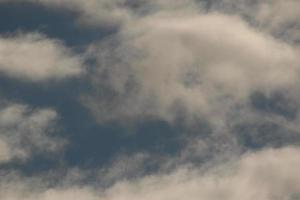 stürmisches Wetter und dunkle Wolken foto