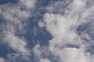 klarer blauer Himmel und weiße Wolken foto