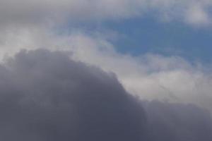 stürmisches Wetter und dunkle Wolken foto