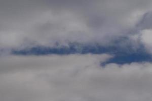 stürmisches Wetter und dunkle Wolken foto