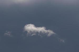 stürmisches Wetter und dunkle Wolken foto