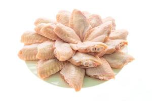 rohes Hühnerfleisch und Flügel in weißer Platte foto