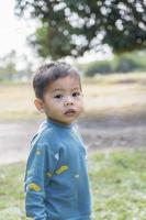 Porträt von ein wenig Junge suchen in das Kamera. Kinder- Emotionen. Junge mit schwarz Augen spielen draußen. glücklich asiatisch Kind Kleinkind Junge lächelnd schließen oben suchen beim Kamera. Bildung Konzept. foto