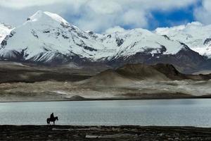 mit Blick auf das 7.500 Meter hoch muztagh Turm von Pamir Karakul See foto