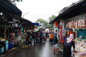 tegal, Januar 2023. Foto von ein Verkäufer auf das Seite von das Guci Tourist Straße. zum Souvenirs mit verschiedene Arten von Essen Sein verkauft, eine solche wie Früchte, Süßigkeiten, usw.