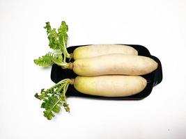 Weiß Rettich oder Daikon isoliert im Weiß Hintergrund foto