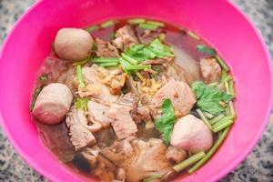 Nudeln Suppe Schüssel mit Schweinefleisch Fleisch Ball und Gemüse traditionell thailändisch und Chinesisch Stil Essen von asiatisch foto