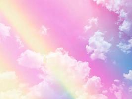 schönheit süß pastellrosa gelb bunt mit flauschigen wolken am himmel. mehrfarbiges Regenbogenbild. abstrakte Fantasie wachsendes Licht foto