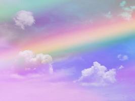 Schönheit Süss Pastell- lila Grün bunt mit flauschige Wolken auf Himmel. multi Farbe Regenbogen Bild. abstrakt Fantasie wachsend Licht foto