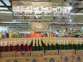 tegal, Marsch, 2023.Fruchtgeschmack Sirup beim das Einkaufszentrum im Vorbereitung zum das Monat von Ramadan. foto