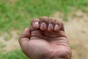 schließen oben von lange Finger Nägel brauchen zu Sein abgeschnitten. gesund und Körper Pflege Konzept foto