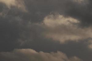 stürmisches Wetter und dunkle Wolken foto