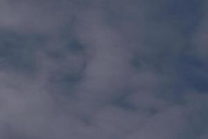 klarer blauer Himmel und weiße Wolken foto