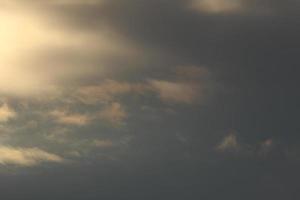 stürmisches Wetter und dunkle Wolken foto