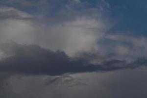 stürmisches Wetter und dunkle Wolken foto