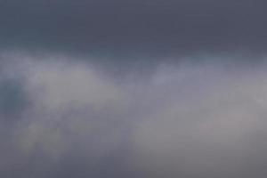 stürmisches Wetter und dunkle Wolken foto