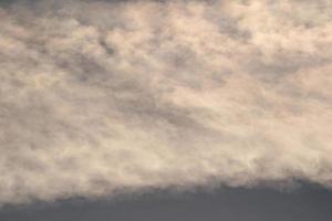 stürmisches Wetter und dunkle Wolken foto