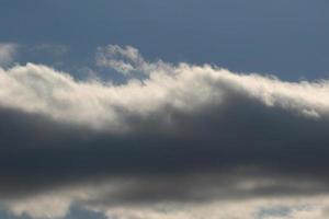 stürmisches Wetter und dunkle Wolken foto