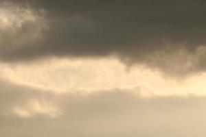 stürmisches Wetter und dunkle Wolken foto