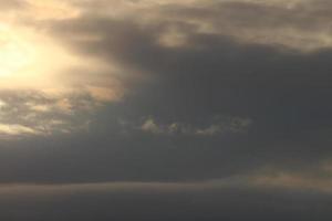 stürmisches Wetter und dunkle Wolken foto