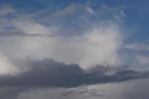 stürmisches Wetter und dunkle Wolken foto