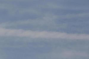 klarer blauer Himmel und weiße Wolken foto