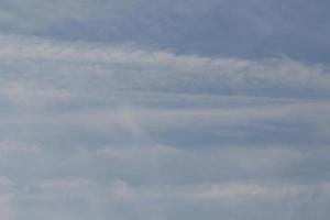 klarer blauer Himmel und weiße Wolken foto