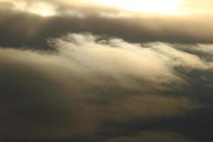 stürmisches Wetter und dunkle Wolken foto