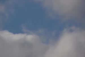 stürmisches Wetter und dunkle Wolken foto