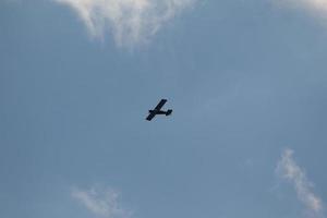 klein Flugzeug fliegend auf ein Blau Himmel foto