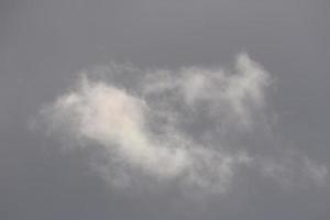 stürmisches Wetter und dunkle Wolken foto