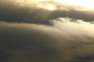 stürmisches Wetter und dunkle Wolken foto