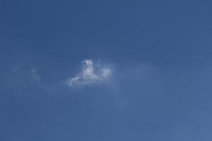 klarer blauer Himmel und weiße Wolken foto