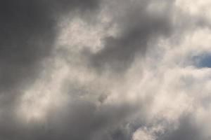 stürmisches Wetter und dunkle Wolken foto