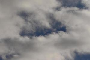 stürmisches Wetter und dunkle Wolken foto