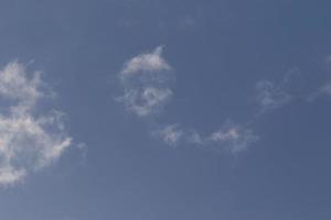 klarer blauer Himmel und weiße Wolken foto