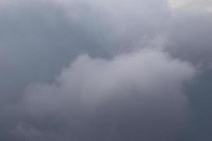 stürmisches Wetter und dunkle Wolken foto