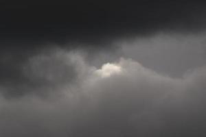 stürmisches Wetter und dunkle Wolken foto