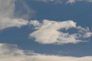 klarer blauer Himmel und weiße Wolken foto