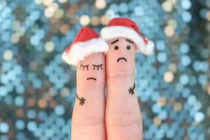Finger Kunst von unzufrieden Paar feiert Weihnachten. Konzept von traurig Mann und Frau im Neu Jahr Hüte. foto
