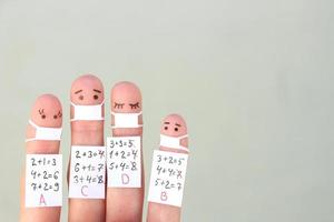 Finger Kunst von Personen. Konzept Studenten im medizinisch Maske von covid-2019. foto