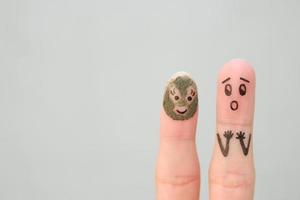 Finger Kunst von Paar. Mann sah seine Ehefrau mit Lehm Gesicht Maske und war besorgt. foto