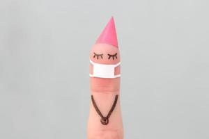 Finger Kunst von Frauen feiert Geburtstag im medizinisch Maske von covid-2019. Konzept von einsam Person. foto