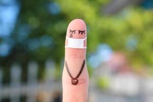 Finger Kunst von einsam Frau mit Gesicht Maske auf gehen. foto