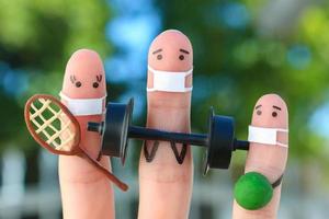 Finger Kunst von glücklich Menschen im medizinisch Maske von covid-2019. Konzept von Familie im Sport. foto