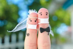 Finger Kunst von glücklich Paar im medizinisch Maske von covid-2019. Konzept von Hochzeit Zeremonie. foto