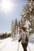 jung Frau genießen Winter Tag von Skifahren Spaß im das Schnee foto